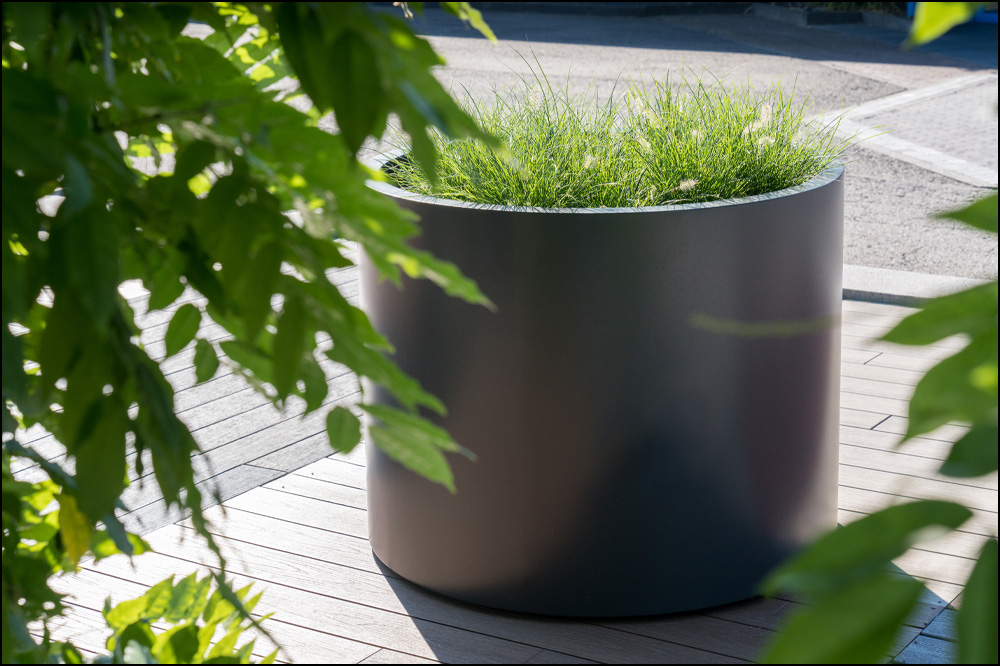 ADEZZ CARREZ Black Aluminium Round CIRCUM Planter